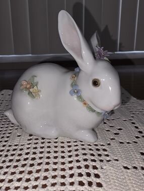 Lladro Attentive Bunny #6098 Flowers Great Condition